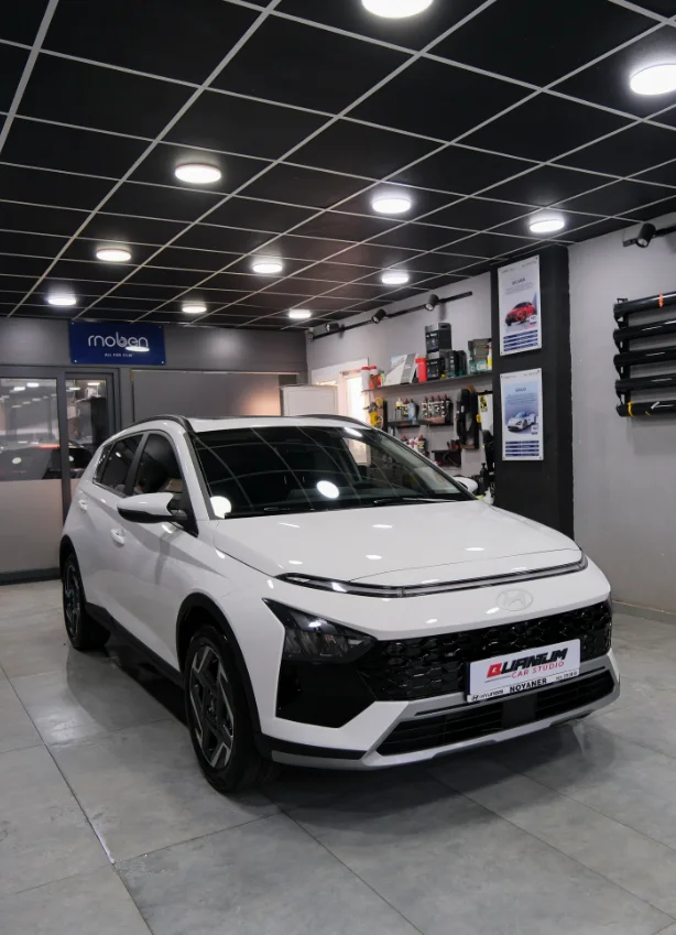 Beyaz Hyundai Bayon üzerine Moben Platinum Pro 220 mikron TPU PPF uygulaması